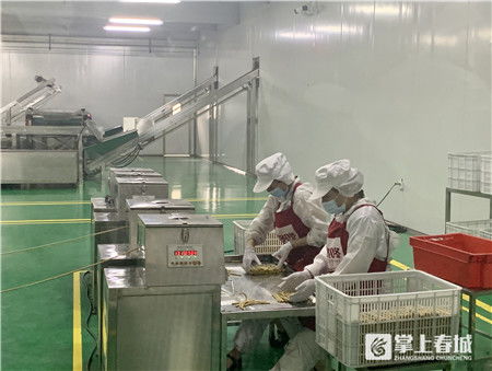 食品生產(chǎn)線是啥樣 昆明市場(chǎng)監(jiān)管部門帶市民實(shí)地 探廠